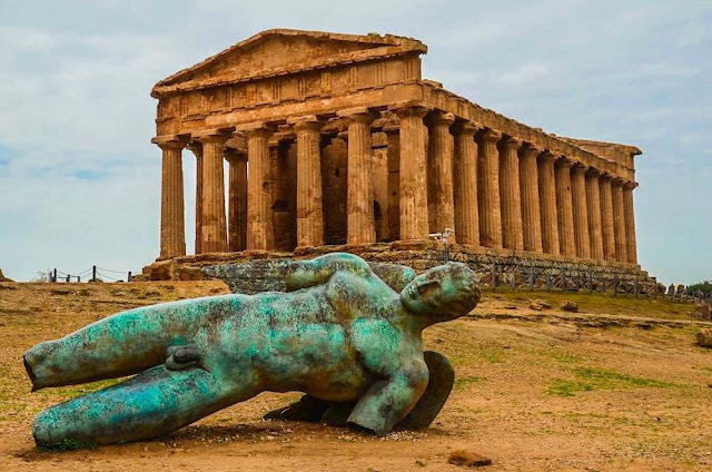 visit  The Valle dei Templi of Agrigento
