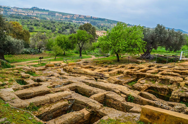 Necropoli paleocristiana con tombe scavate nella roccia nella Valle dei Templi Early Christian necropolis with rock-cut tombs in the Valley of the Temples of Agrigento