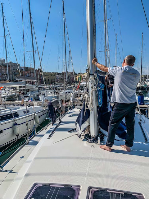 install the sails to a boat of the marina of Procida